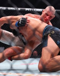 送车臣狼王生涯首败！UFC328中量级冠军战：斯特里克兰爆冷夺冠|奇马耶夫|凯文·加内特|肖恩-斯特里克兰|坎扎特-奇马耶夫|白大拿_新浪体育_新浪新闻