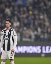 开云官方-都灵体育报：弗拉霍维奇面临两种选择，低价转会米兰或与尤文续约半季