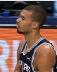 开云下载-太高了！文班突破手肘打到克里斯蒂脸部 吃到本场第二个进攻犯规