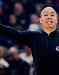 泰伦·卢：我们在追防库里时坚持不换防 因为他会造成很多混乱