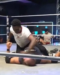 开云下载-前UFC冠军杰克逊的儿子在摔角赛场殴打选手致昏迷