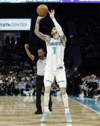 kaiyun-对飚！拉梅洛·鲍尔上半场14中8砍下23分 杰伦·布朗14中6砍18分